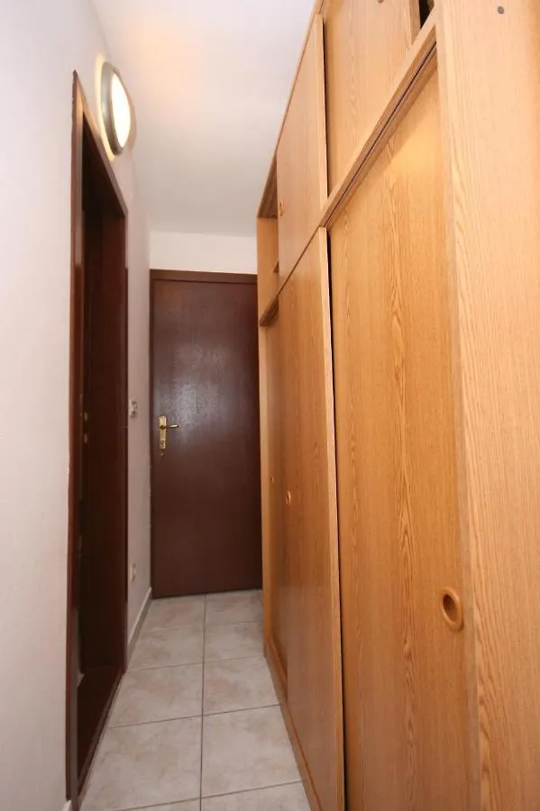 Apartments And Rooms With Parking Space Mandre, Pag - 6309 Kolan Guest house