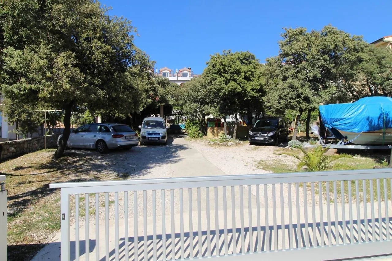 Konukevi Apartments And Rooms With Parking Space Mandre, Pag - 6309 Kolan